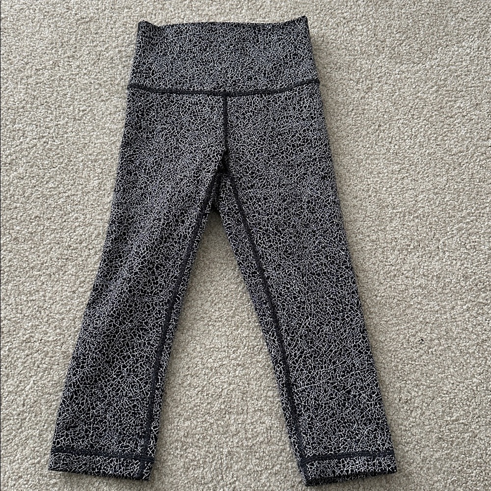 Lululemon Wunder Under Crop high-rise pattern black and white size 2